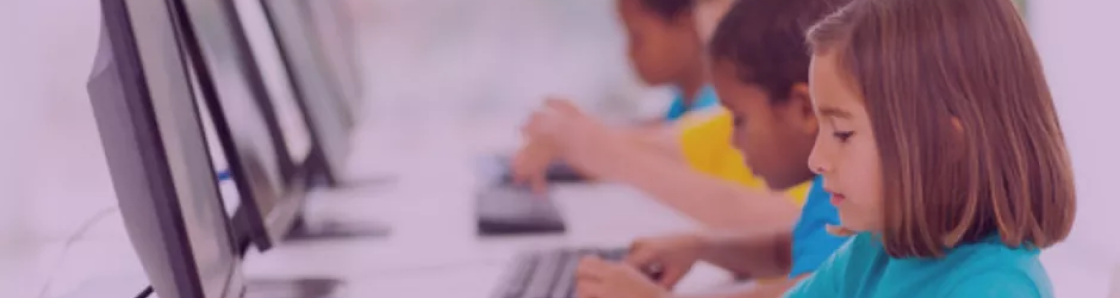 Crianças em uma escola de informática